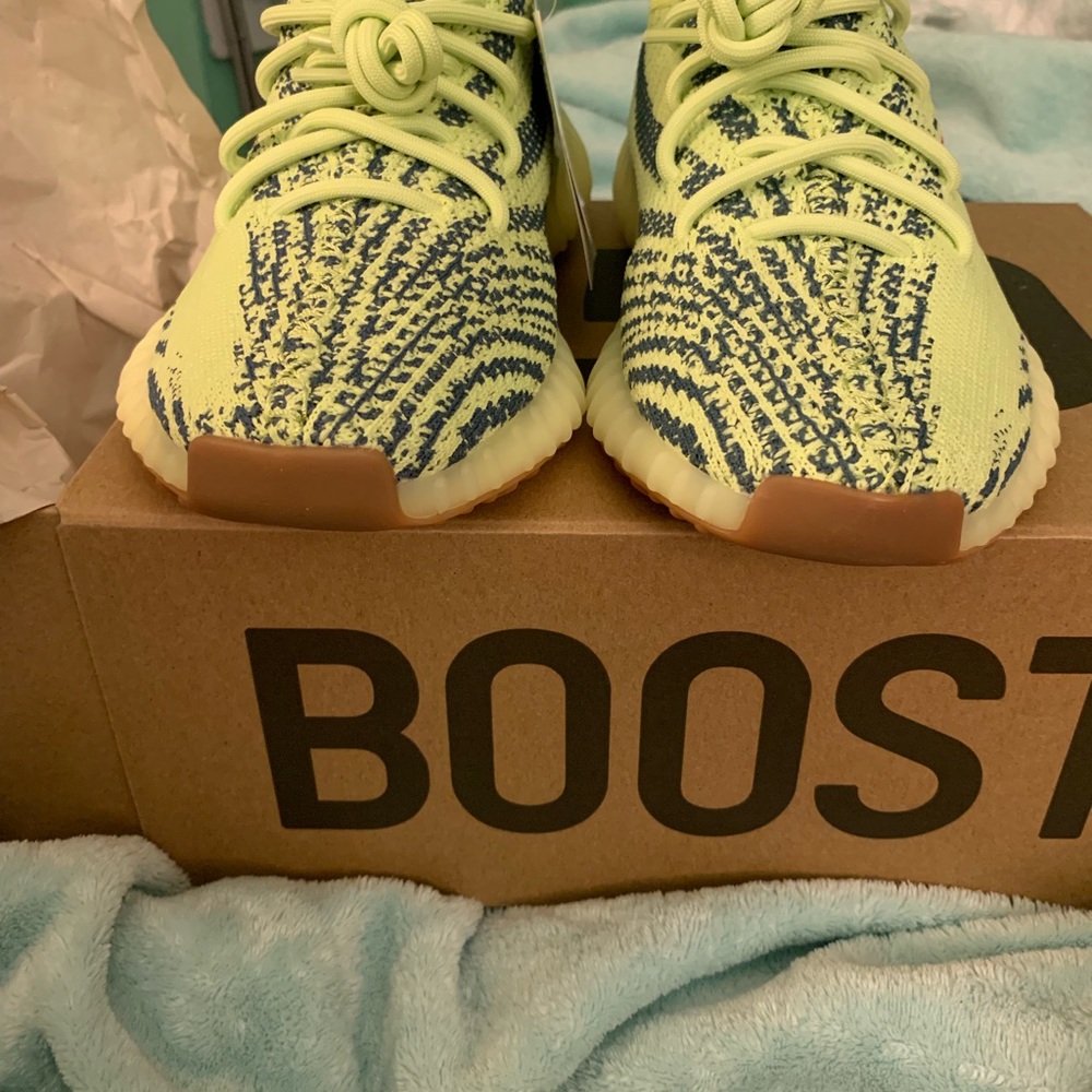 Brand New YEEZY Boost 350 V2 Frozen Yellow size 7m - Picture 6 of 8